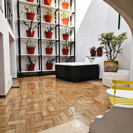 Capri Kronos Design - 2 King Beds, With Gym, & Jacuzzi