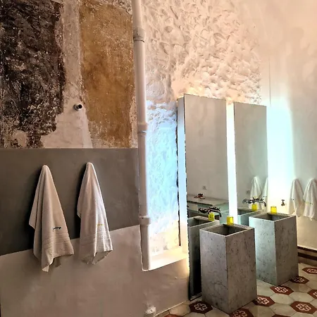 Capri Kronos Design - 2 King Beds, With Gym, & Jacuzzi