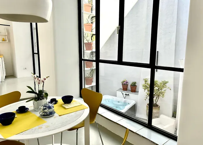 Capri Kronos Design - 2 King Beds, With Gym, & Jacuzzi