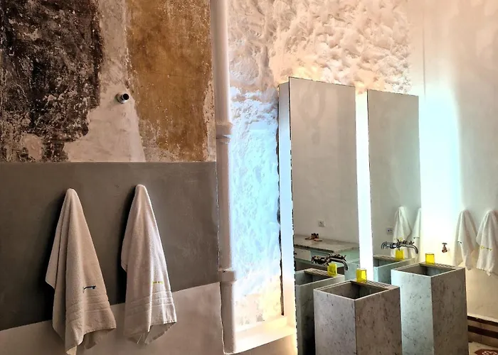 Capri Kronos Design - 2 King Beds, With Gym, & Jacuzzi