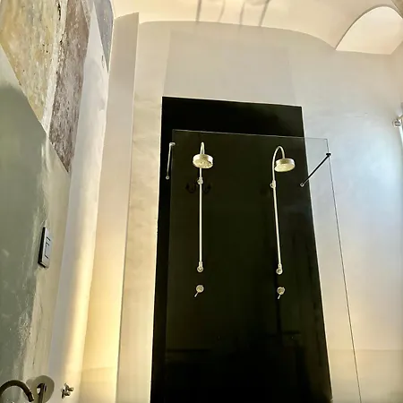 Capri Kronos Design - 2 King Beds, With Gym, & Jacuzzi