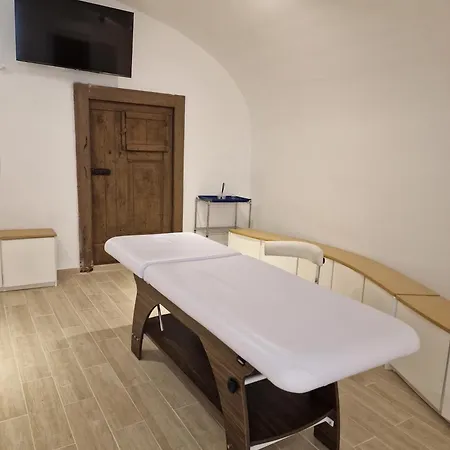 Capri Kronos Design - 2 King Beds, With Gym, & Jacuzzi