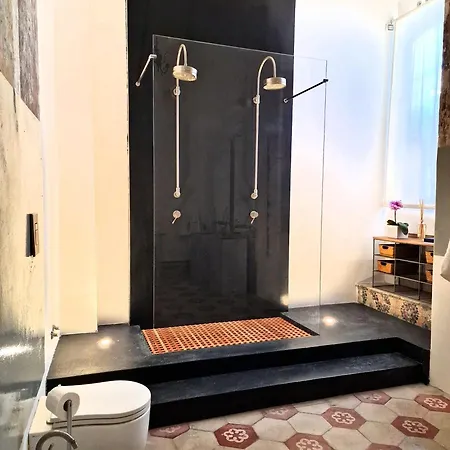 Semesterbostad Capri Kronos Design - 2 King Beds, With Gym, & Jacuzzi