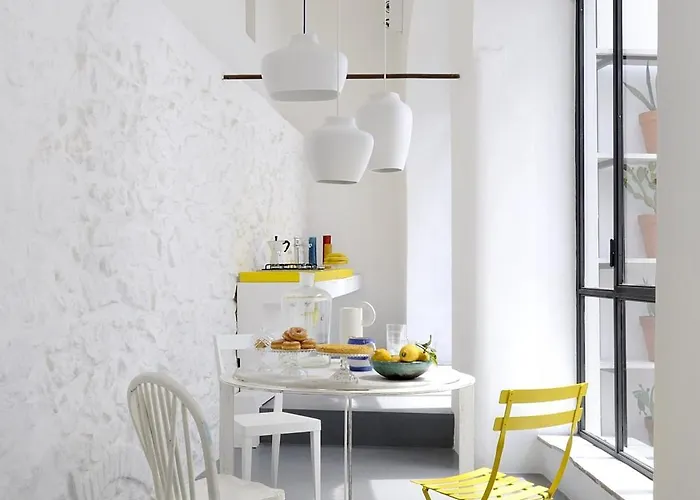 Capri Kronos Design - 2 King Beds, With Gym, & Jacuzzi