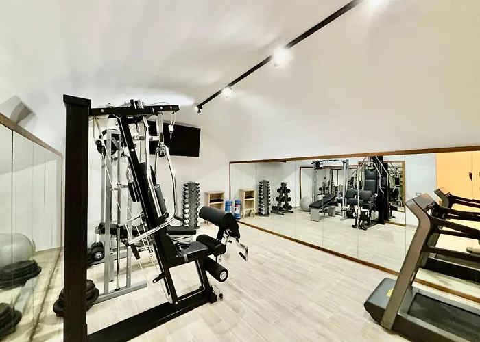 Capri Kronos Design - 2 King Beds, With Gym, & Jacuzzi